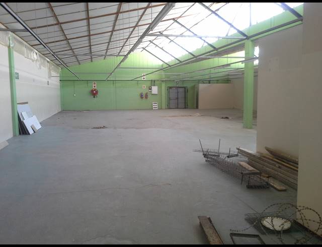 585M² FACTORY RENTED IN LANSDOWNE